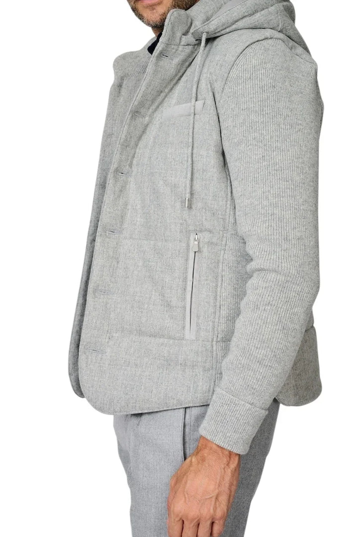 Lichtgrijze heren hoodie met mouwen en ritszakken voor een trendy casual look.