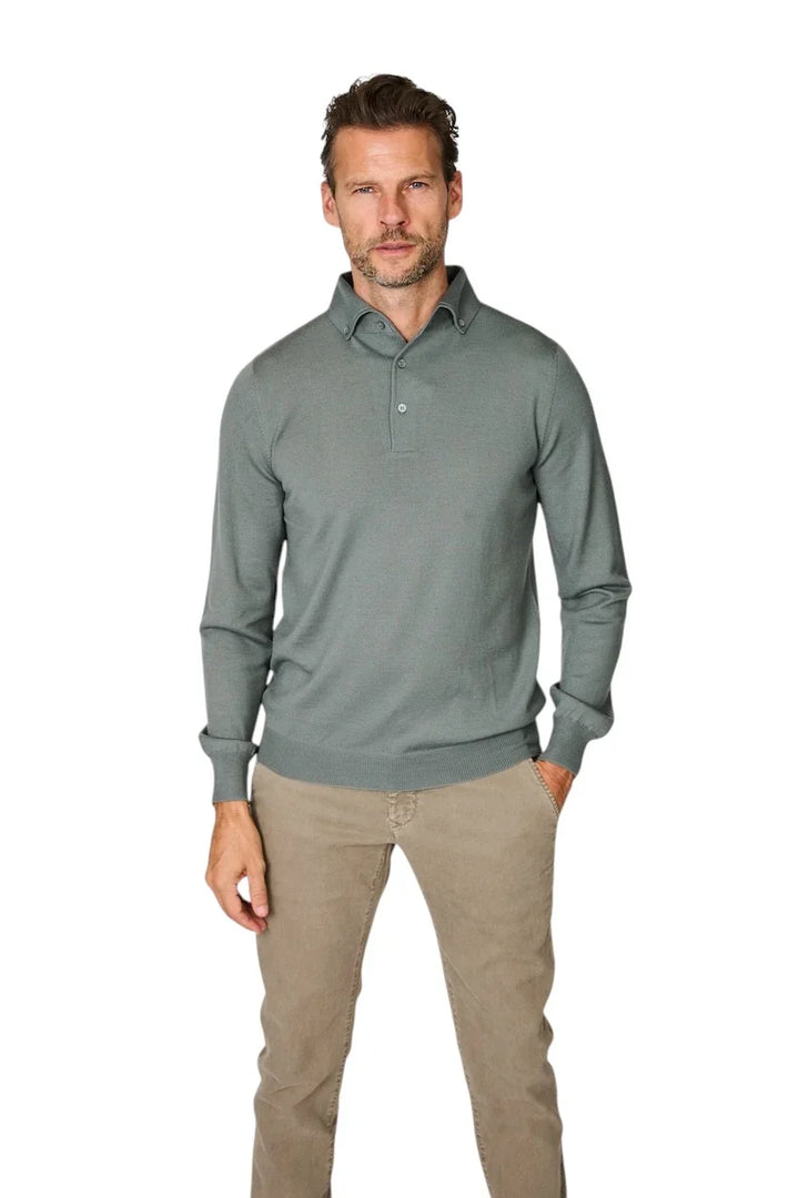 Heren mode: man in grijs poloshirt met lange mouwen en beige chino broek