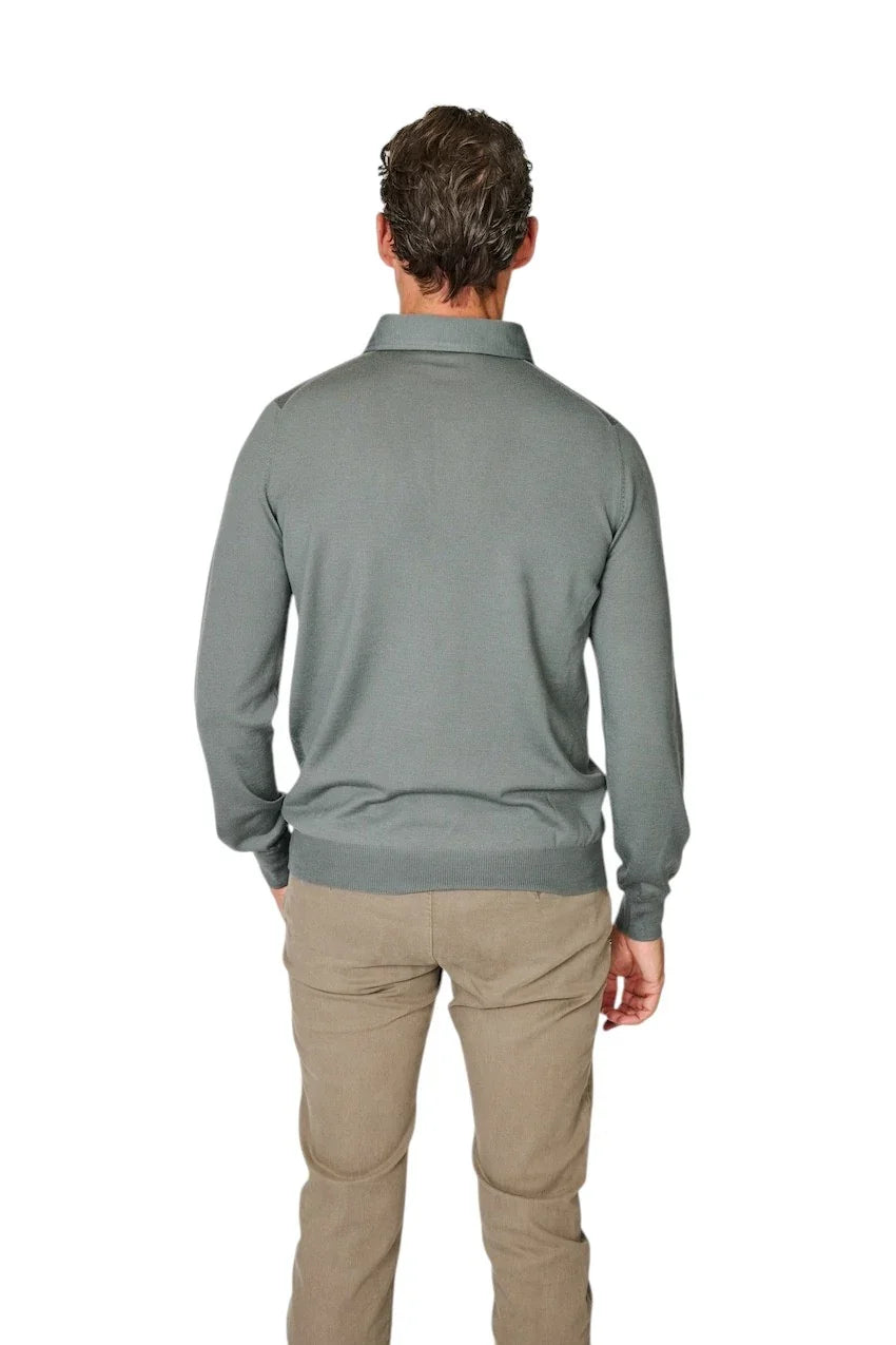 Achterzijde van een man in een grijsgroene polo met lange mouwen en beige chino broek.
