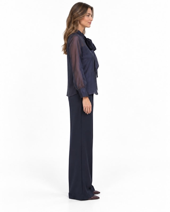 Natan pantalón de mujer azul marino, vista lateral en modelo