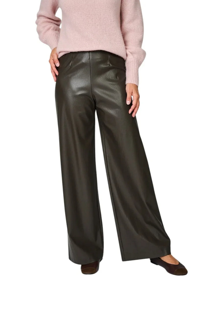 Dames met een roze trui en een donkerbruke leather-look wijde pantalon